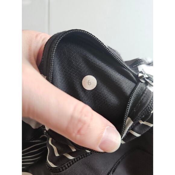 Lululemon Womens Sz 6 Speed Tight Full Length Leggings Black White Floral - Picture 5 of 5